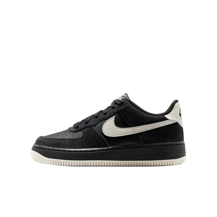 Sneakers Nike Air Force 1 Low LV8 2 ado noir et beige vue de profil