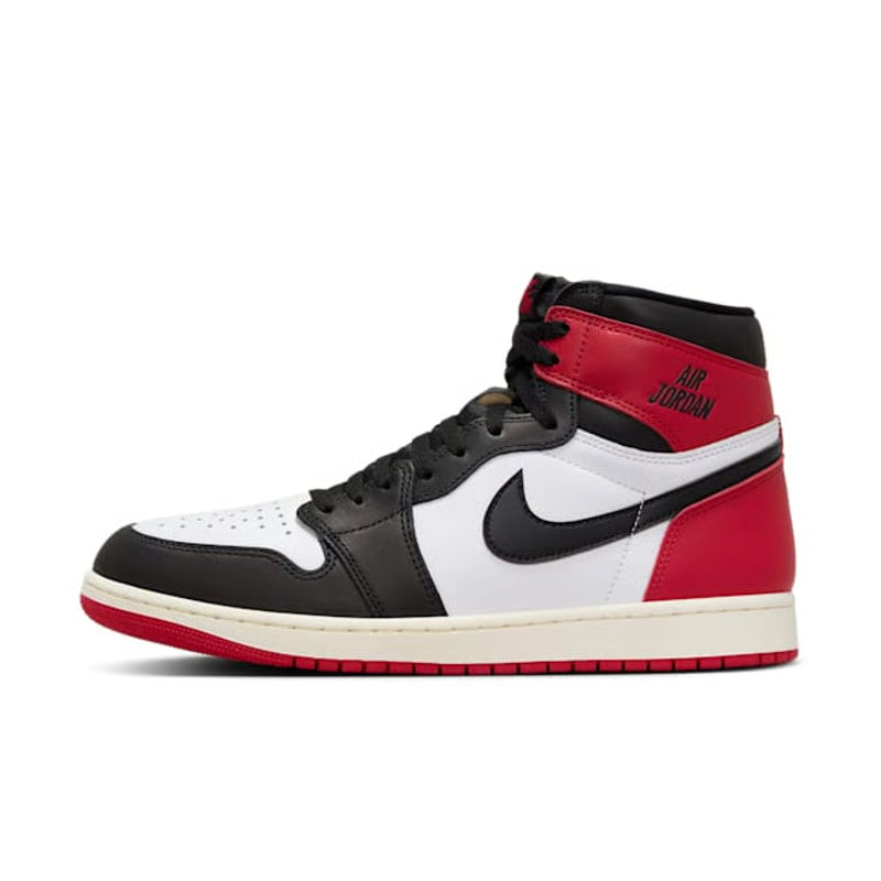 Nike Air Jordan 1 Black Toe Reimagined vue de côté noir blanc rouge