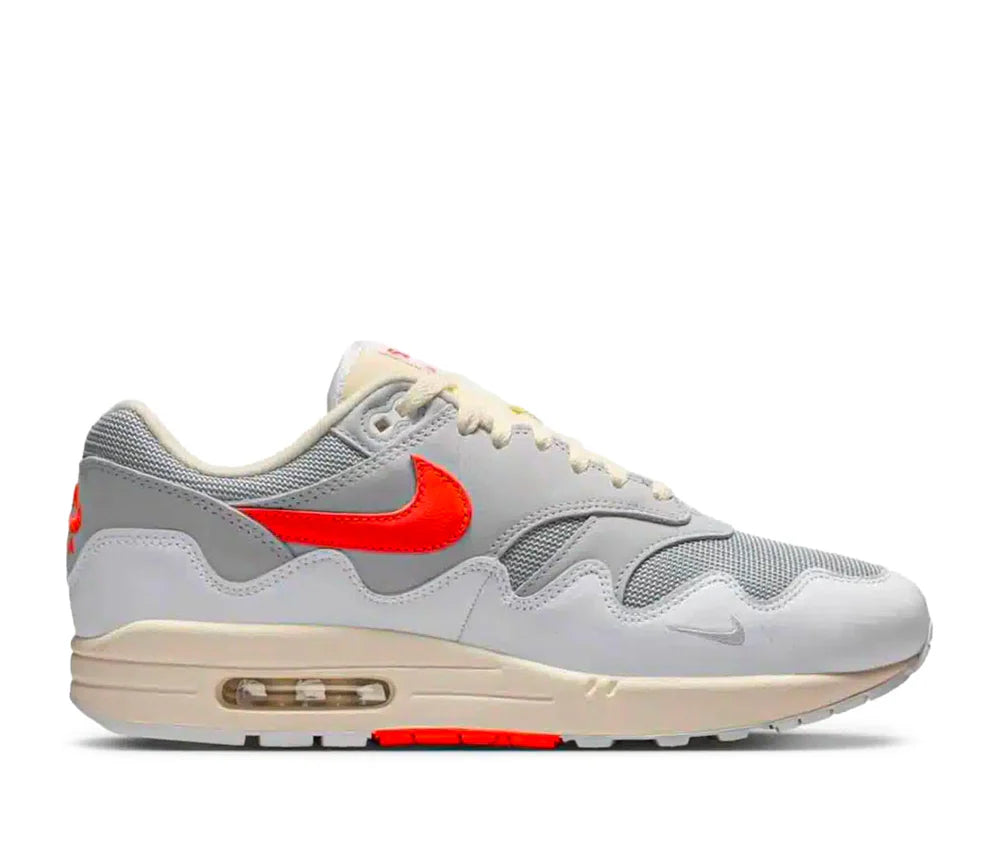 Nike Air Max 1 Patta Waves White Hyper Crimson vue de côté avec mudguard ondulé
