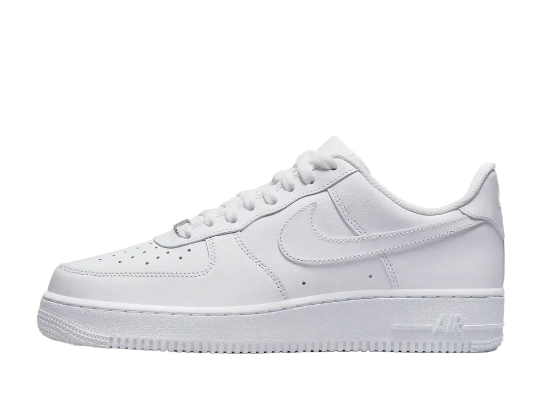 Nike Air Force 1 ’07 homme blanches vue de profil