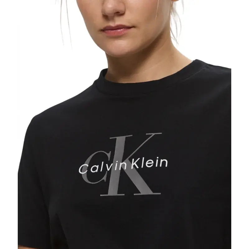 détail logo ck t shirt noir calvin klein femme