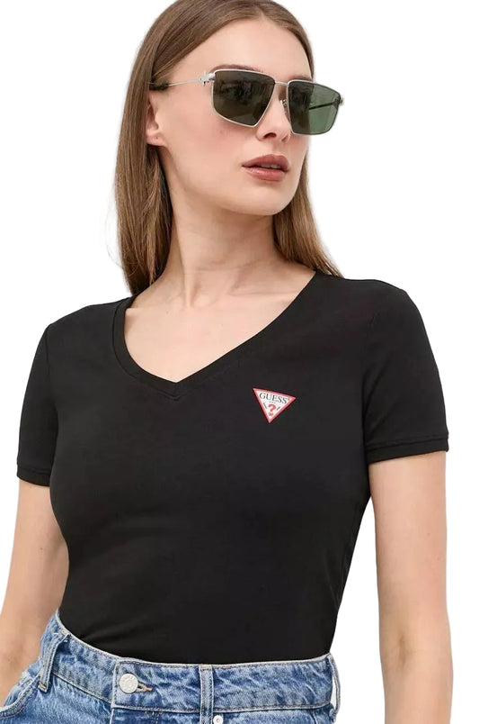 T-shirt Guess femme Jet Black col V porté de face